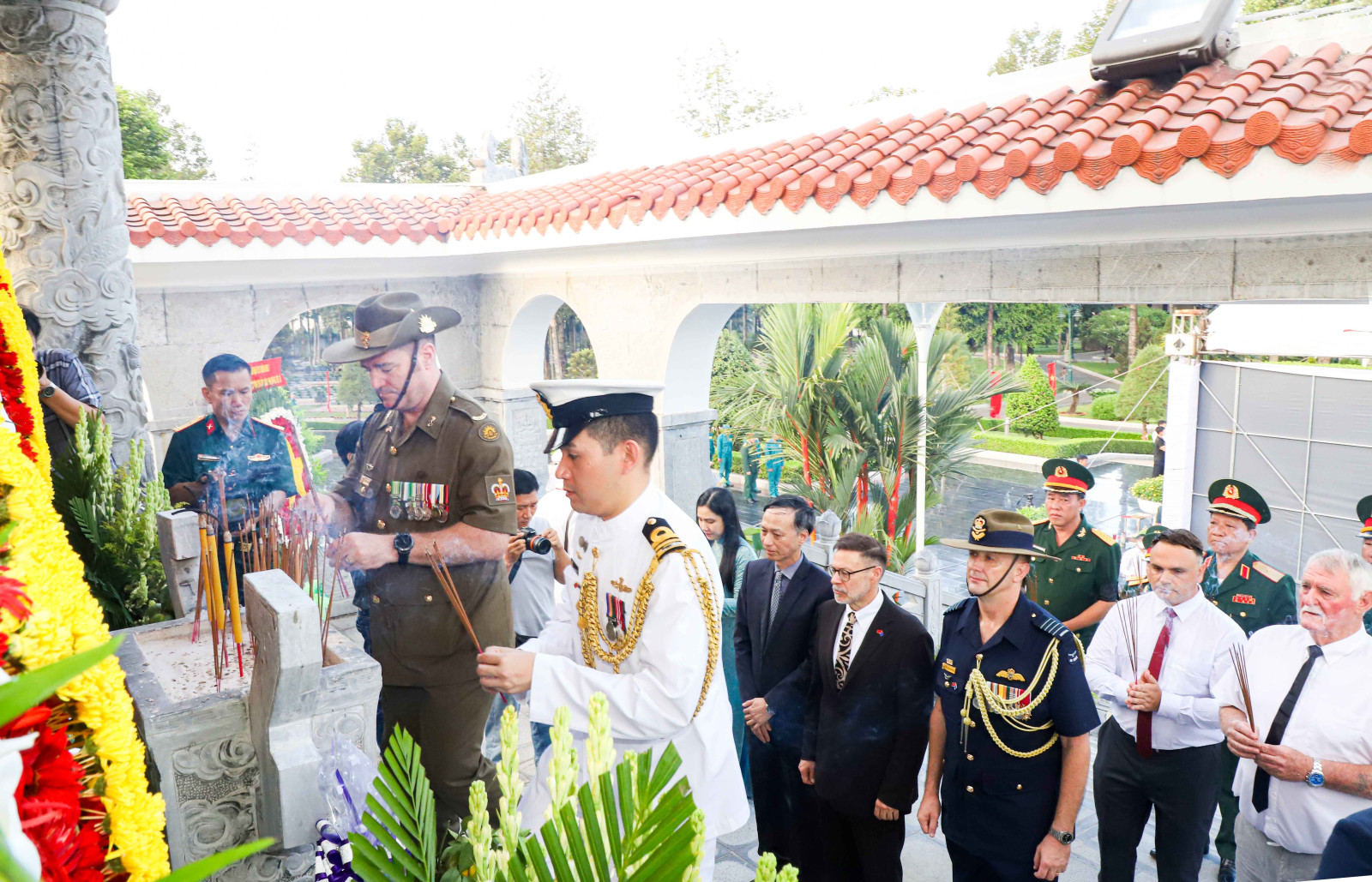 Đoàn Đại sứ quán Úc tại Việt Nam thắp hương tưởng niệm các liệt sĩ (Ảnh: Quốc Chiến).